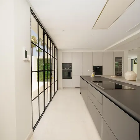 Villa Casa Del Mar, By The Beach, Heated Pool, Marbella