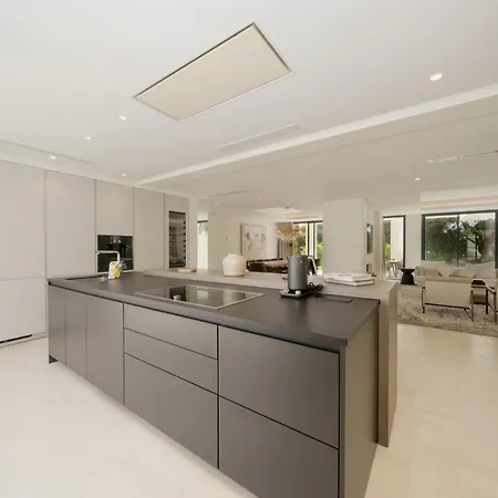 Villa Casa Del Mar, By The Beach, Heated Pool, Marbella