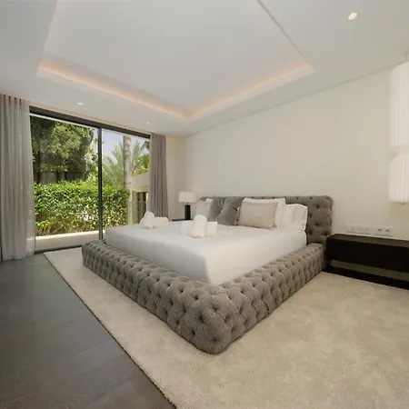 Villa Casa Del Mar, By The Beach, Heated Pool, Marbella