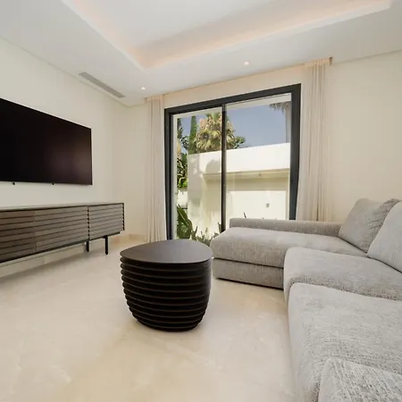 Casa Del Mar, By The Beach, Heated Pool, Marbella