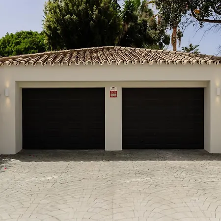 Villa Casa Del Mar, By The Beach, Heated Pool, Marbella